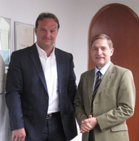 Jörn Follmer mit dem amtierenden Botschafter der Bundesrepublik Deutschland im Oman, S.E. Christian Freiherr von Reibnitz