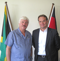 Jörn Follmer mit dem amtierenden Botschafter der Bundesrepublik Deutschland in Jamaika, S.E. Jürgen Engel