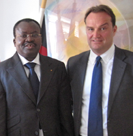 Jörn Follmer mit dem Premierminister der Republik Togo, Kwesi Ahoomey-Zunu