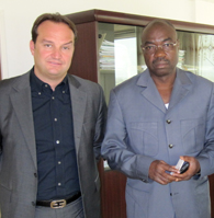 Jörn Follmer mit dem Minister für Infrastruktur der Republik Togo (bis 2012), Tchamdja Andjo