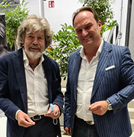Jörn Follmer Mit Reinhold Messner – Berühmtester Bergsteiger der Welt (Wikipedia); 10/2021