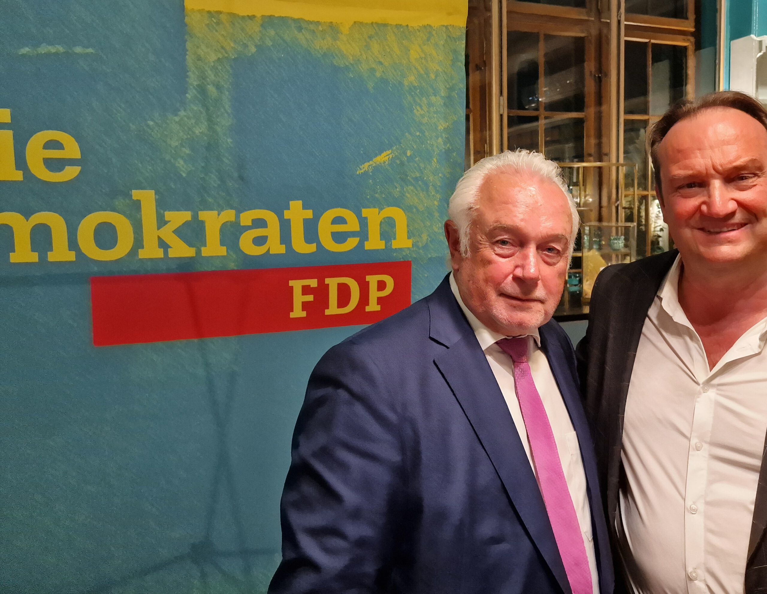 Jörn Follmer mit Wolfgang Kubicki, stv. Bundesvorsitzender der FDP und Bundestagsvizepräsident (09/2023)