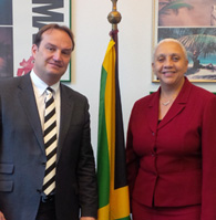 Jörn Follmer mit der Botschafterin von Jamaika in Deutschland, I.E. Margret Jobson