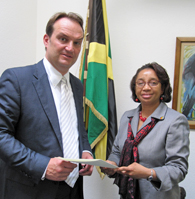 Jörn Follmer mit der Botschafterin von Jamaika in Deutschland, I.E Joy Elfreda Wheeler