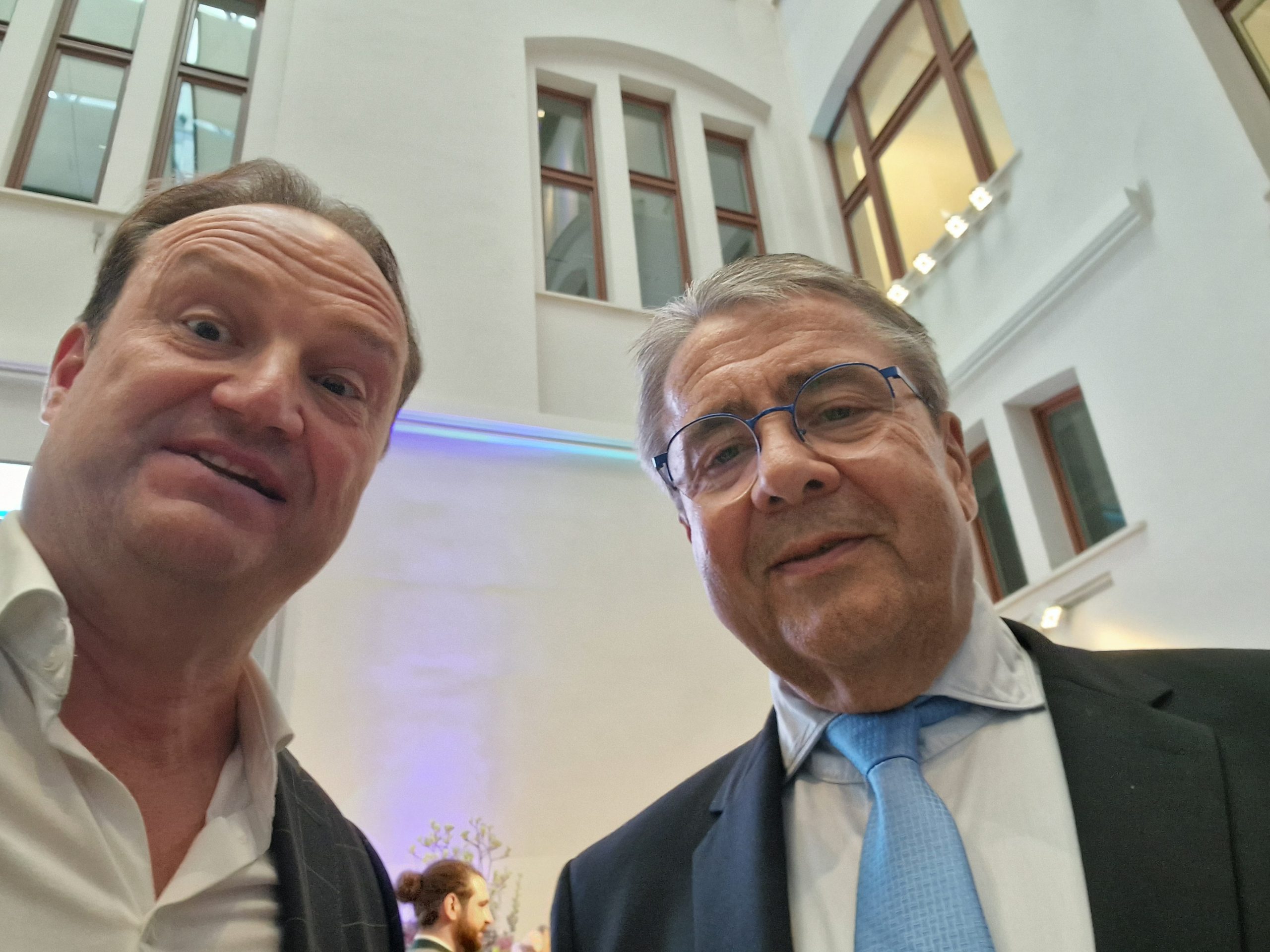 Jörn Follmer mit Vize-Kanzler (2013-2018) und Außenminister Sigmar Gabriel 20240704_192953